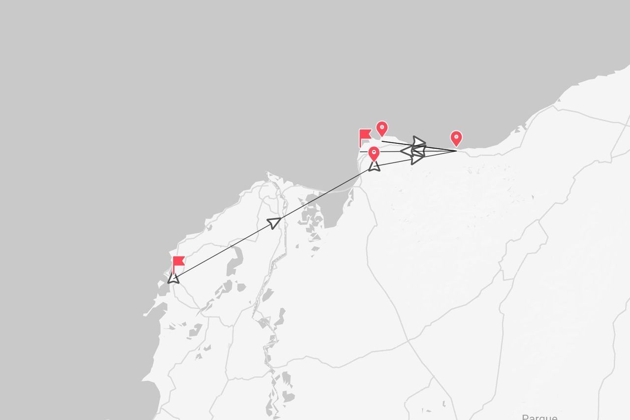 Mappa stilizzata di una regione costiera con un itinerario di viaggio, puntine rosse e icone di aeroplani.