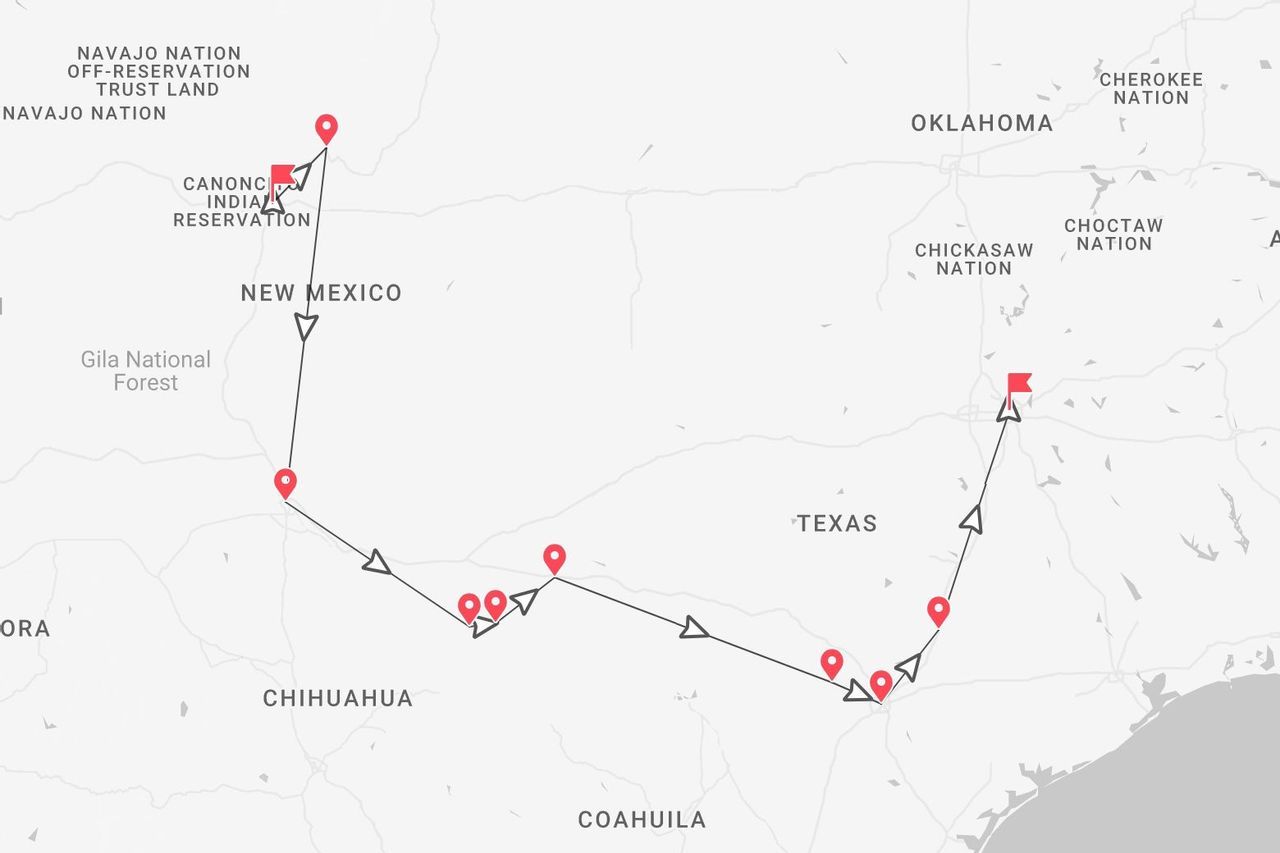 Una mappa di un itinerario di viaggio con tappe segnate da puntine rosse. Il percorso attraversa il Nuovo Messico e il Texas.