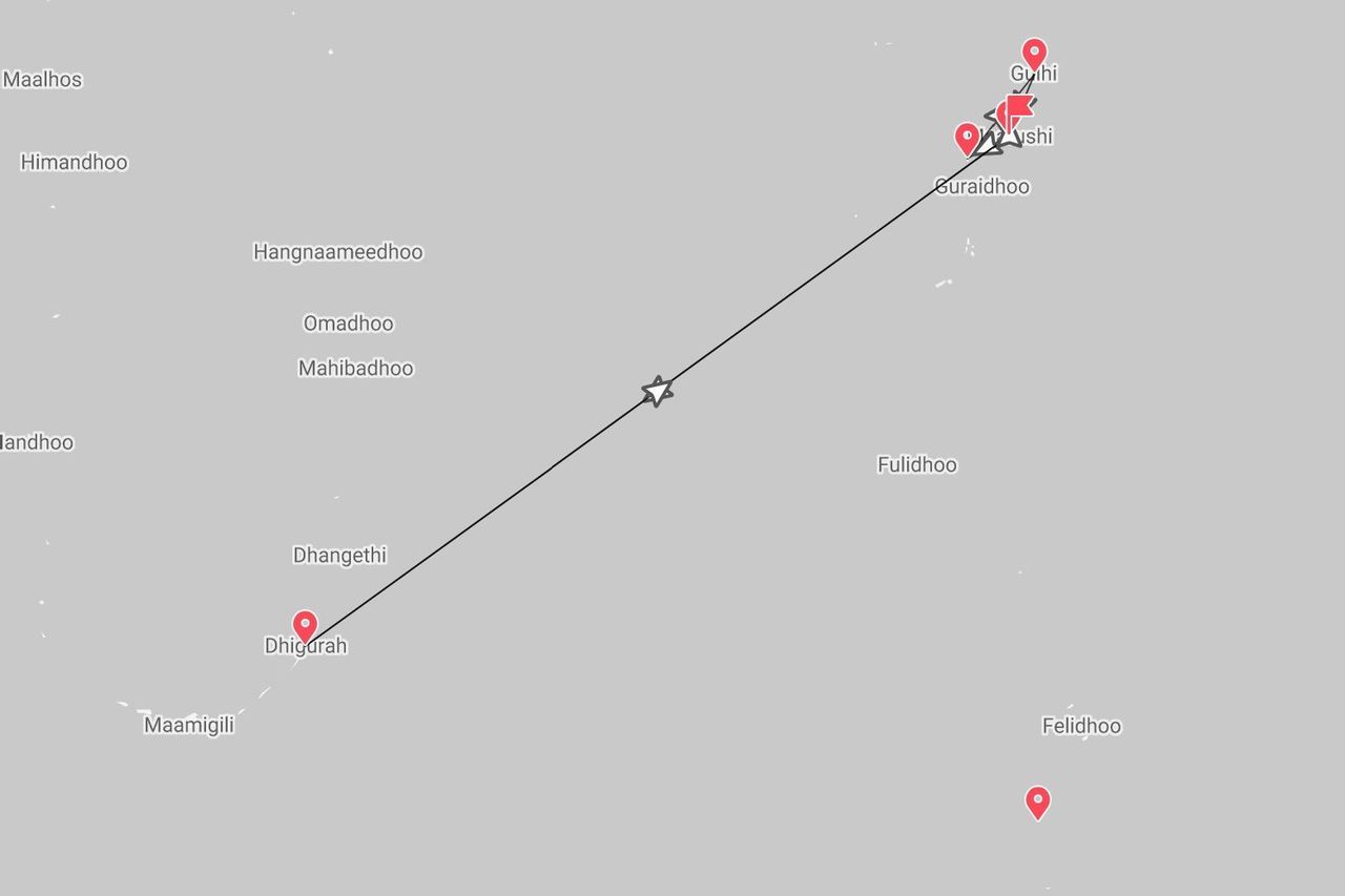 Un mapa de Maldivas mostrando un itinerario de viaje de Dhigurah a Guraidhoo y Gulhi.