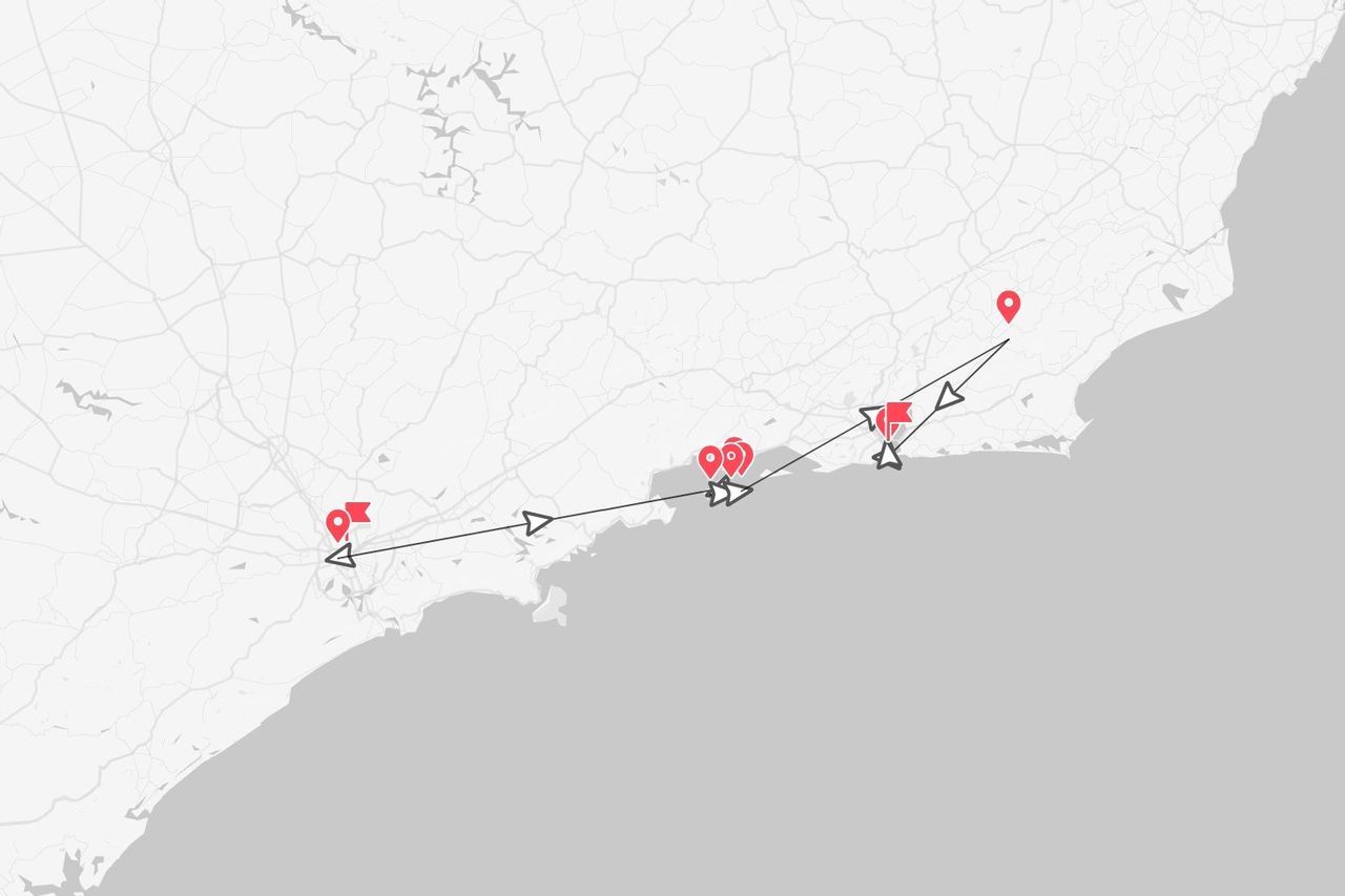 Un mapa simplificado que muestra un itinerario de viaje a lo largo de una costa, marcado con una línea negra y alfileres de ubicación rojos.