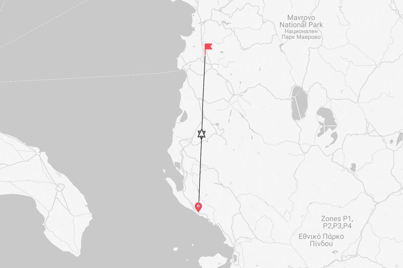 Una mappa in scala di grigi che mostra un itinerario di viaggio tra due punti, passando vicino al Parco Nazionale di Mavrovo e al Parco Nazionale del Pindo.