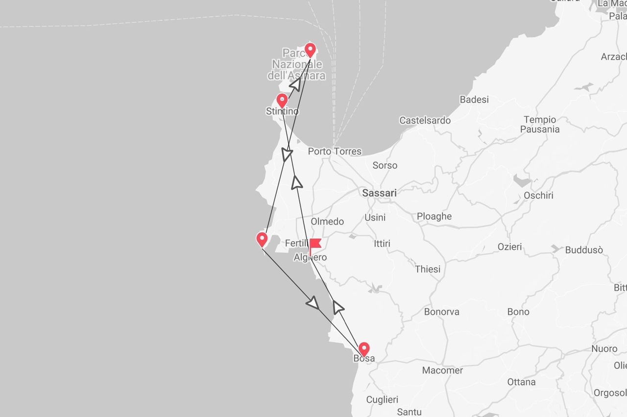 Una mappa che mostra un itinerario di viaggio in Sardegna, Italia, con un percorso che collega Bosa, Alghero, Stintino e il Parco Nazionale dell'Asinara.