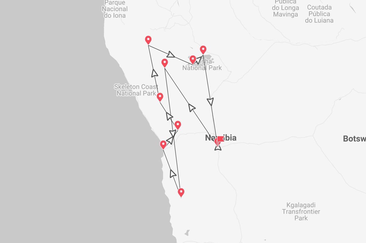 Una mappa della Namibia che illustra un itinerario di viaggio con puntine rosse e frecce attraverso il Parco Nazionale della Costa degli Scheletri e il Parco Nazionale Etosha.