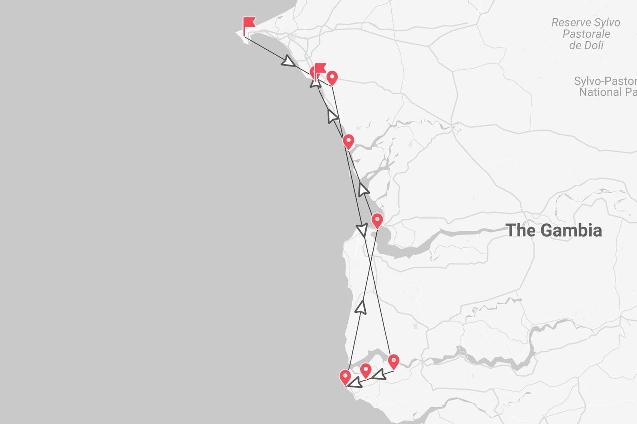 Un mapa de un itinerario de viaje a lo largo de una costa, pasando por Gambia, mostrado con una línea negra y pines de ubicación rojos.