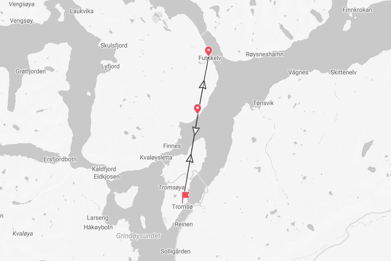 Un mapa que muestra una ruta de viaje en Noruega, partiendo de Tromsø y dirigiéndose al norte hacia Futrikelv, pasando por Finnes.