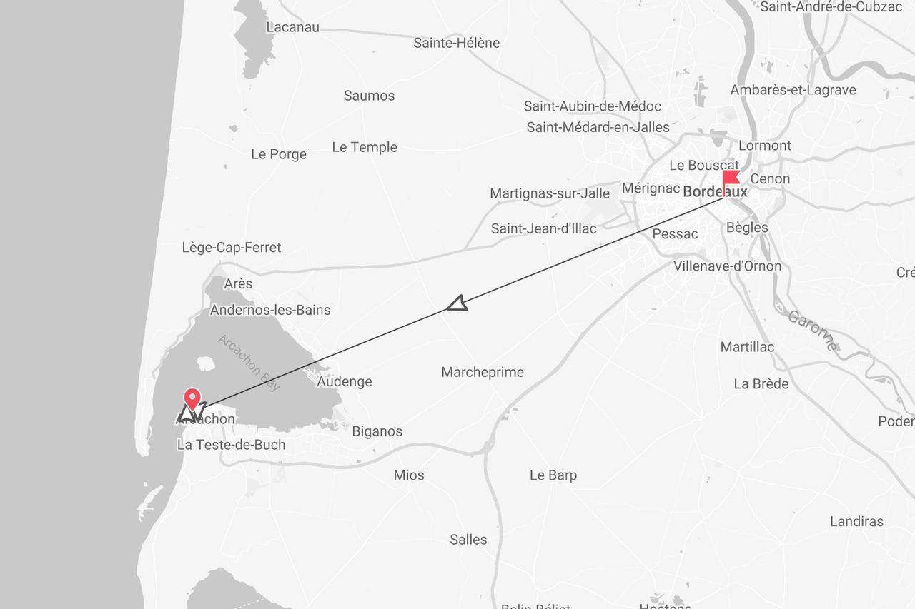 Une carte en niveaux de gris montrant un itinéraire de voyage tracé d'Arcachon, sur le bassin d'Arcachon, jusqu'à la ville de Bordeaux.