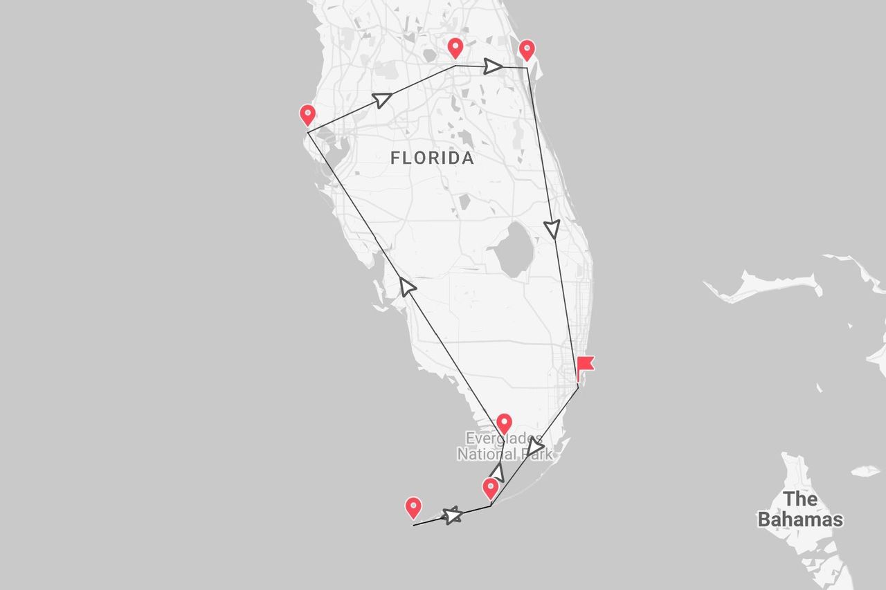 Une carte de Floride en niveaux de gris présentant un itinéraire de voyage avec des étapes marquées, traversant le parc national des Everglades.