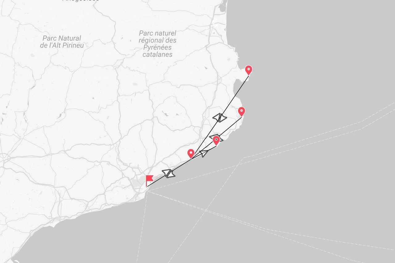 Une carte des Pyrénées catalanes montrant un itinéraire de voyage côtier jalonné de repères et d'icônes d'avion.