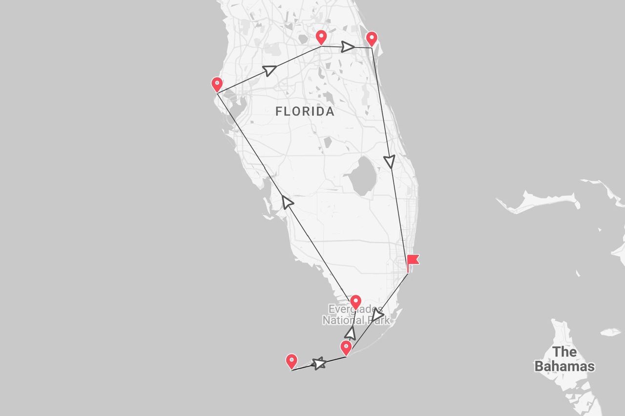 Mappa della Florida che illustra un itinerario di viaggio, con un percorso tracciato da puntine che si snoda attraverso lo stato e include il Parco Nazionale delle Everglades.