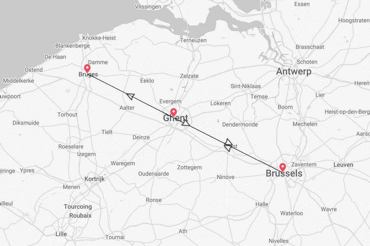 Eine Karte Belgiens mit einer Reiseroute, die die Städte Brüssel, Gent und Brügge mit einer Linie und Flugzeugsymbolen verbindet.