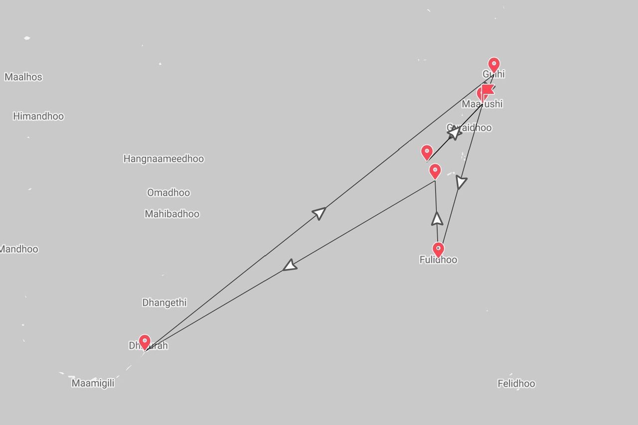 Une carte des Maldives montrant un itinéraire de voyage entre les îles de Dhigurah, Fulidhoo, Maafushi et Gulhi.