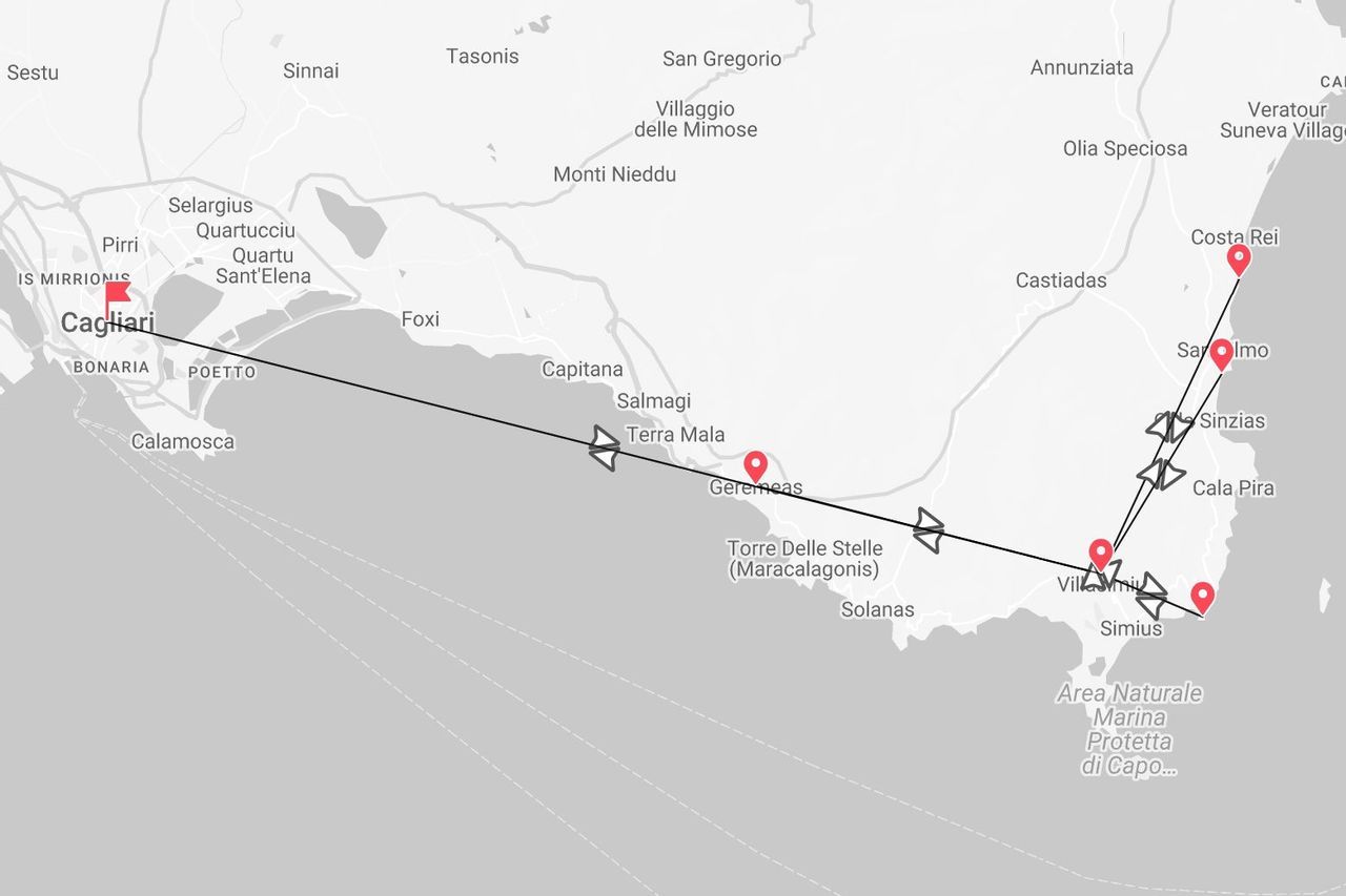 Una mappa in scala di grigi che mostra un itinerario di viaggio lungo la costa sud-orientale della Sardegna, partendo da Cagliari e passando per Geremeas, Simius e Costa Rei.