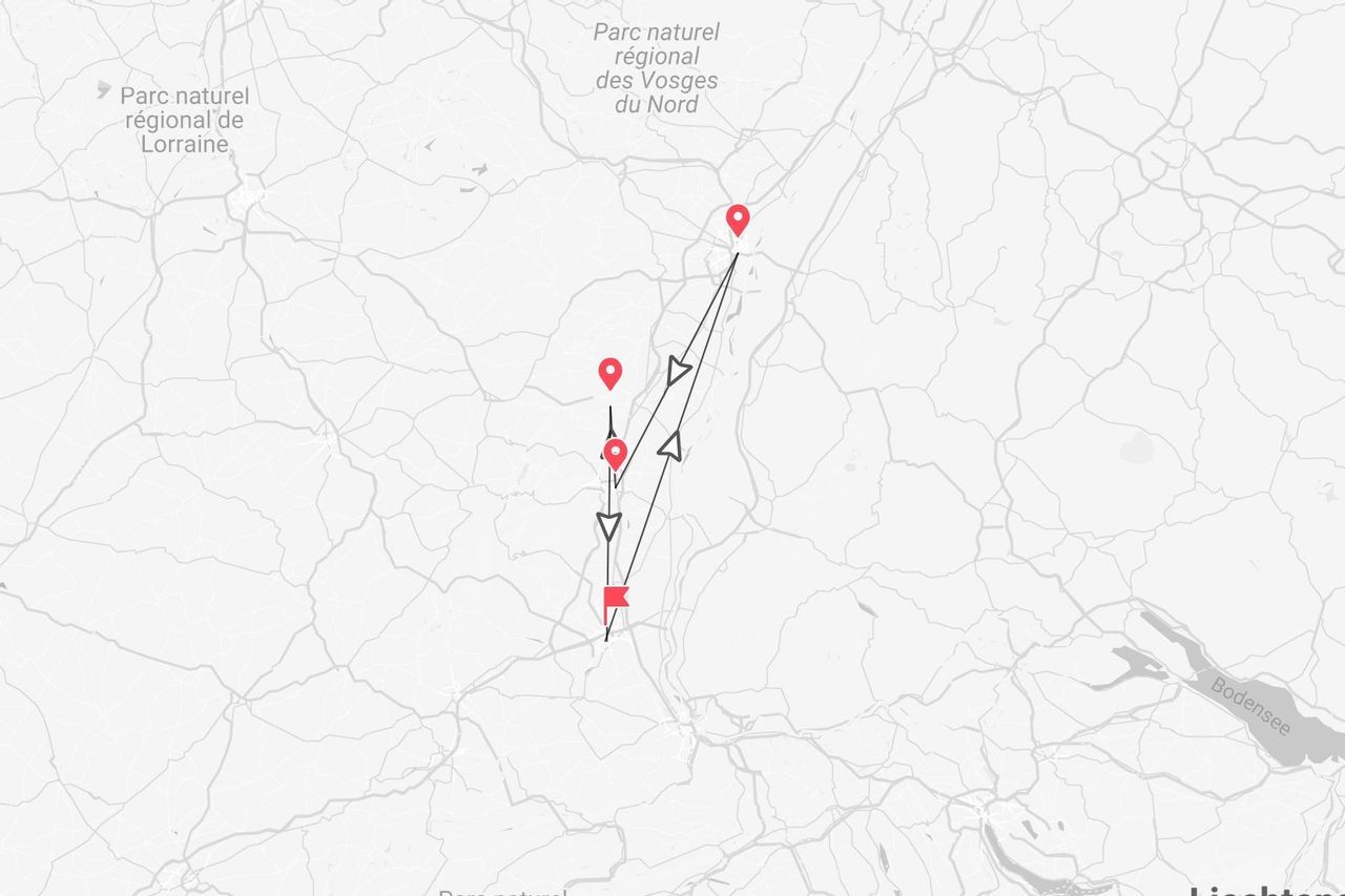 Una mappa di un itinerario di viaggio con puntine rosse che mostrano un percorso attraverso il Parco naturale regionale dei Vosgi del Nord in Francia.