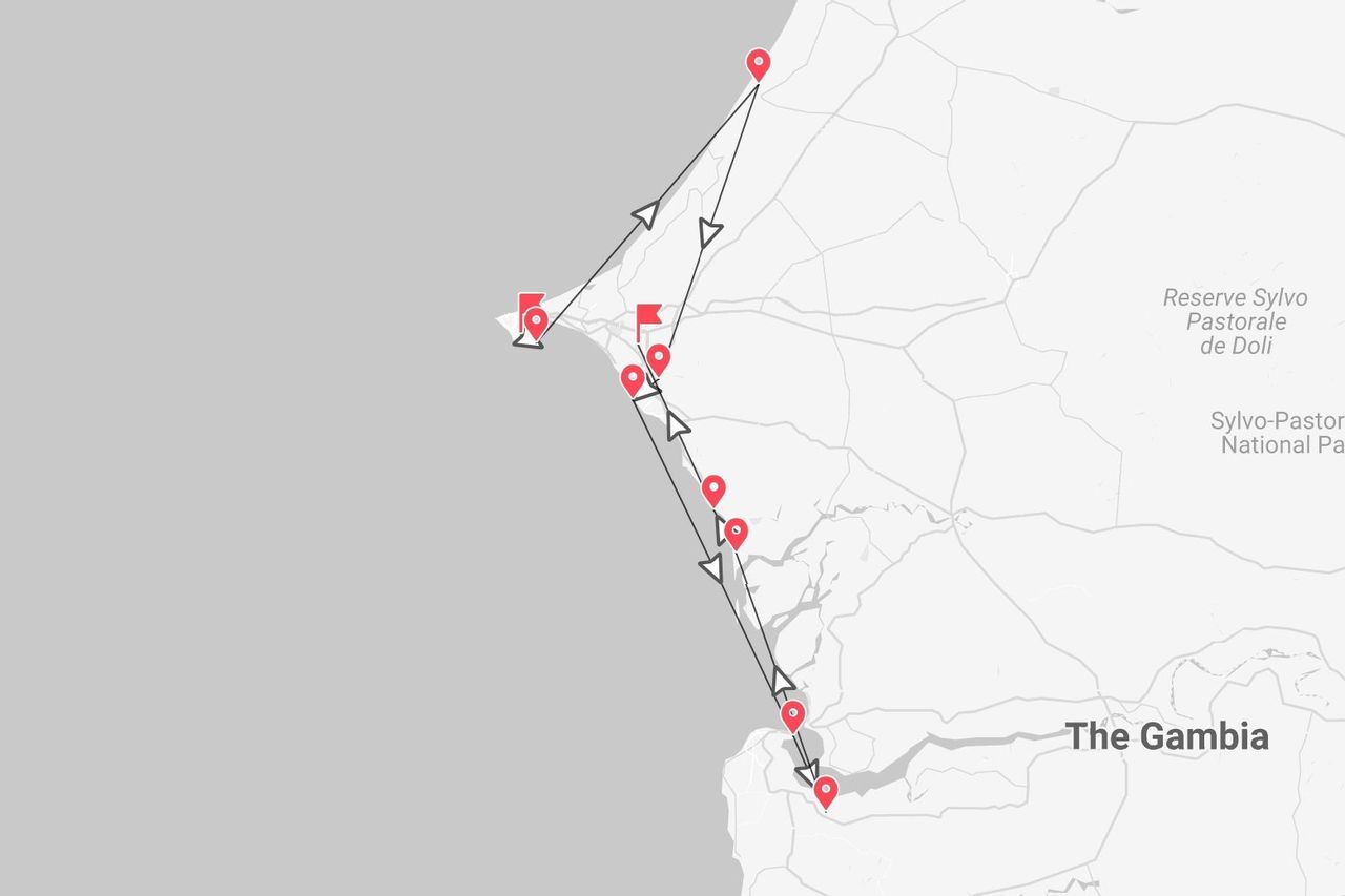 Eine digitale Karte, die eine Reiseroute mit roten Markierungen entlang einer Küste anzeigt, wobei die Route durch Gambia führt.