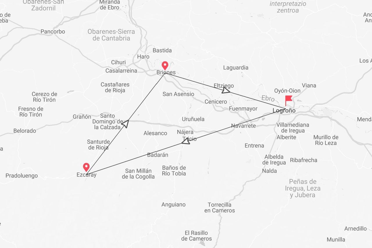 Un mapa de una ruta de viaje triangular en España que conecta las localidades de Logroño, Briones y Ezcaray en la región de La Rioja.