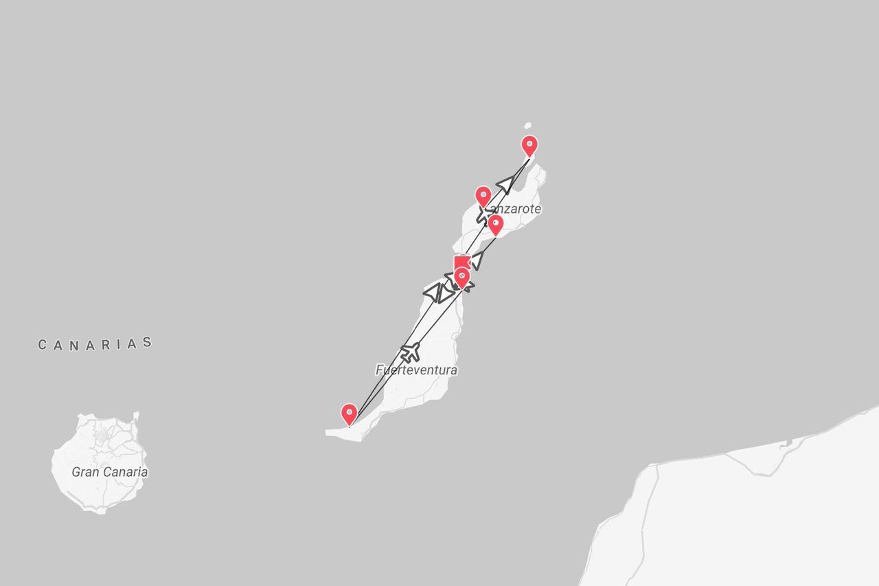 Eine Karte einer Reiseroute über die Kanarischen Inseln, die den Verlauf mit Markierungen und Flugzeugsymbolen durch Lanzarote und Fuerteventura zeigt.