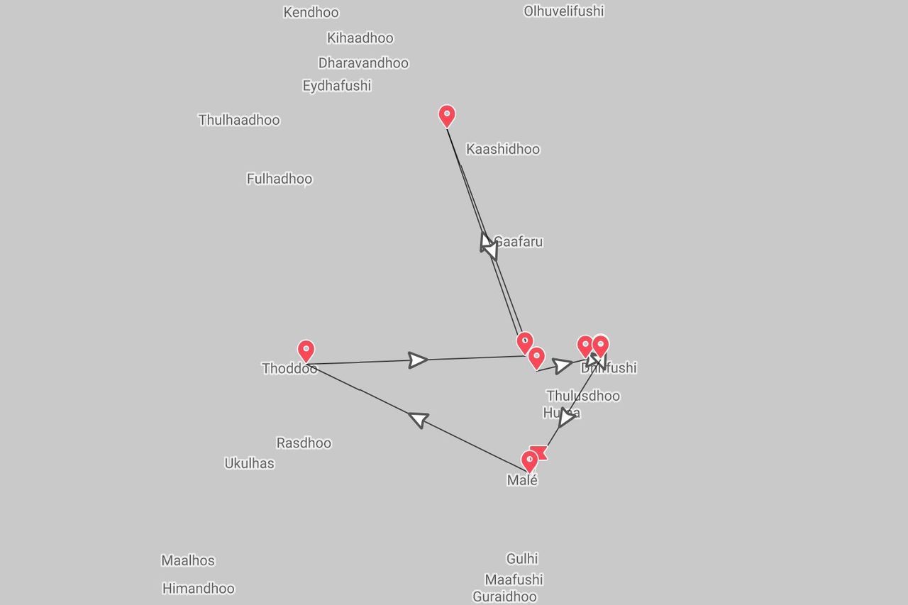 Una mappa che mostra un itinerario di viaggio alle Maldive, collegando isole come Malé, Thoddoo, Kaashidhoo e Dhiffushi.