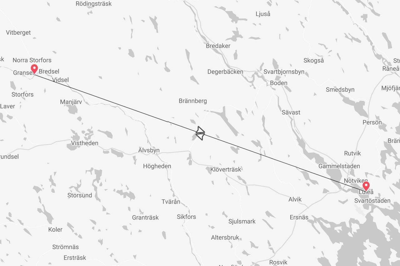 Una mappa in scala di grigi che mostra una rotta di volo tra Bredsel e Luleå in Svezia, con varie città e laghi visibili.