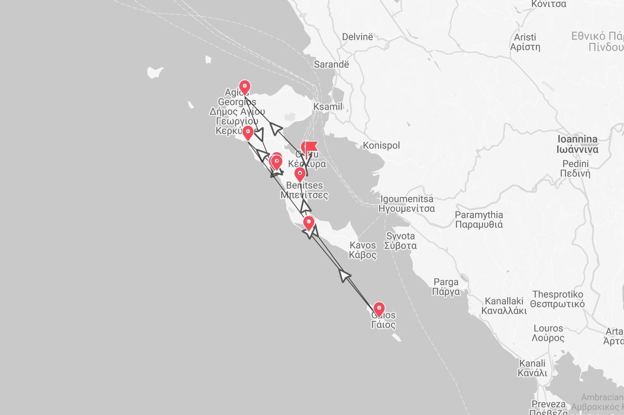 Un mapa en escala de grises de Grecia mostrando una ruta de viaje marcada con chinchetas rojas a lo largo de la costa, pasando por Corfú, Benitses y Gáios.