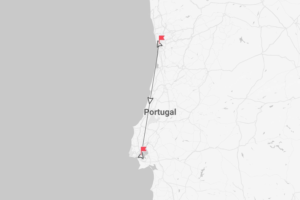 Une carte du Portugal montrant un itinéraire de voyage le long de la côte entre deux points marqués par des drapeaux rouges.
