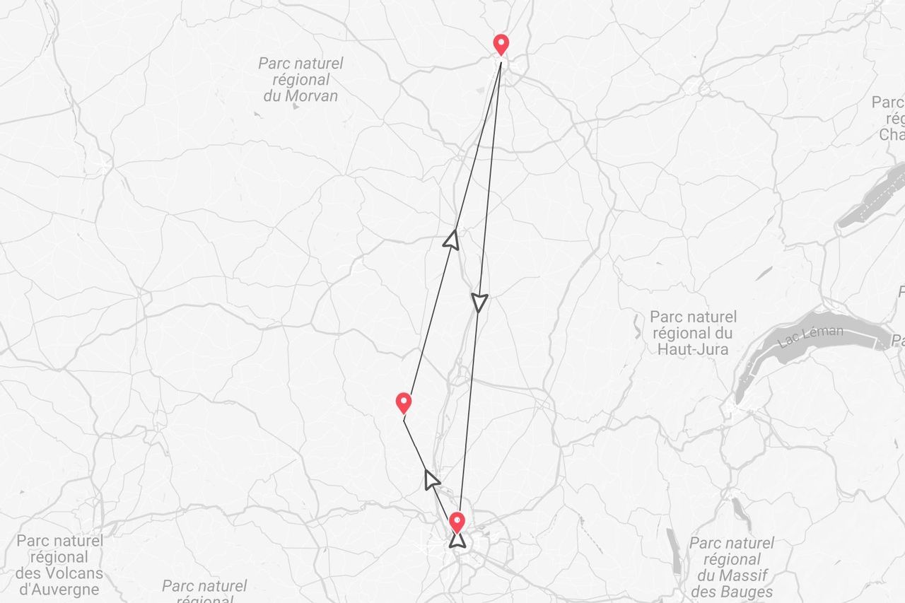 Una mappa che illustra un itinerario con puntine rosse attraverso diversi parchi regionali in Francia, tra cui Morvan e Haut-Jura.