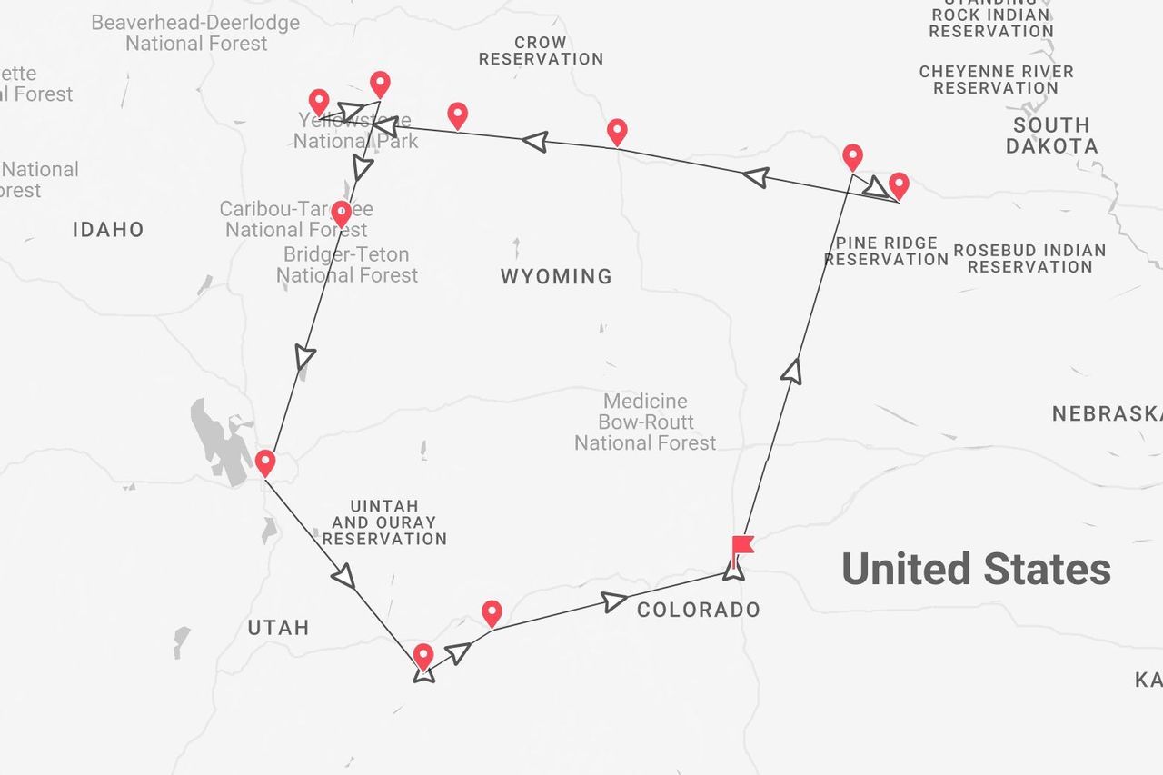 Mappa che mostra un itinerario di viaggio attraverso gli stati americani di Colorado, Utah, Idaho, Wyoming e South Dakota, incluso il Parco Nazionale di Yellowstone.