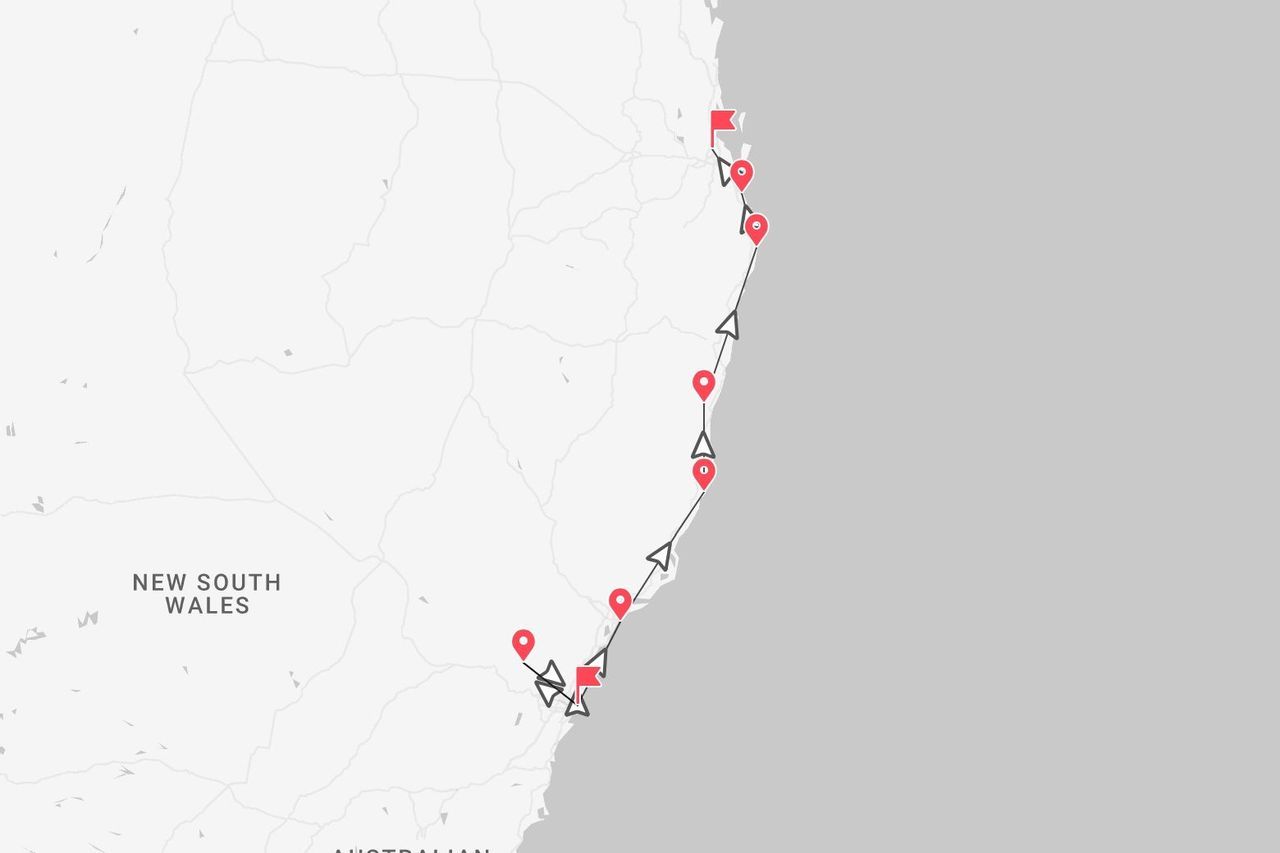 Una mappa che mostra un itinerario di viaggio lungo la costa del Nuovo Galles del Sud, contrassegnata con segnaposto rossi e frecce direzionali.
