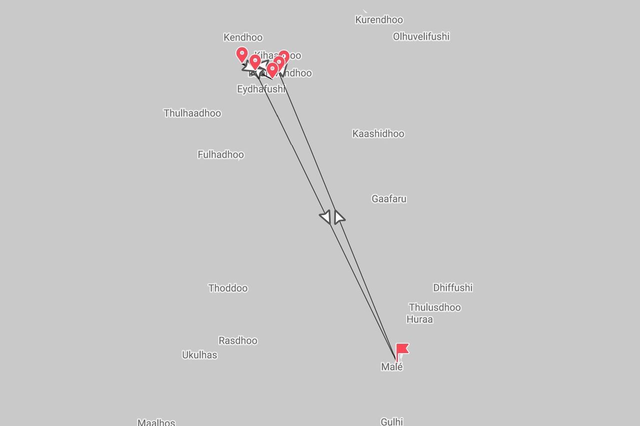 Une carte numérique montrant un itinéraire de voyage aux Maldives, avec une ligne reliant la zone de l'île de Kendhoo à la ville de Malé.