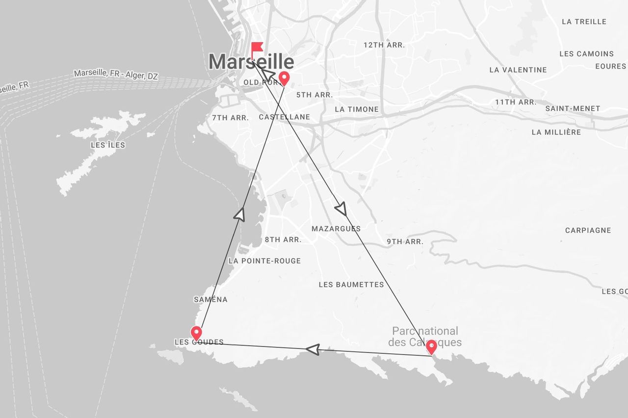 Une carte montrant un itinéraire triangulaire reliant Marseille, Les Goudes et le Parc national des Calanques.