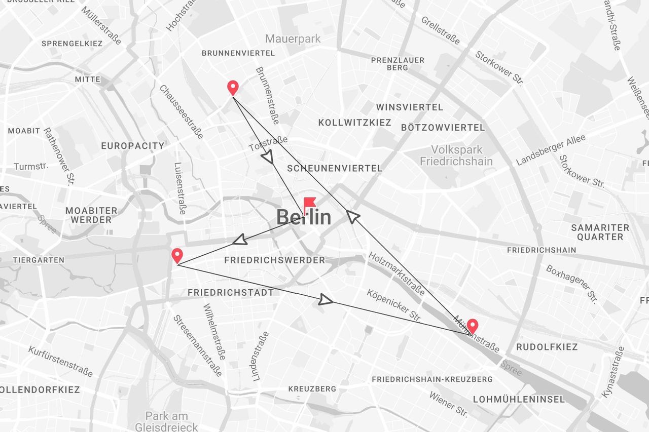 Une carte stylisée de Berlin montrant un itinéraire de voyage avec des lignes et des épingles rouges reliant divers points dans différents quartiers.