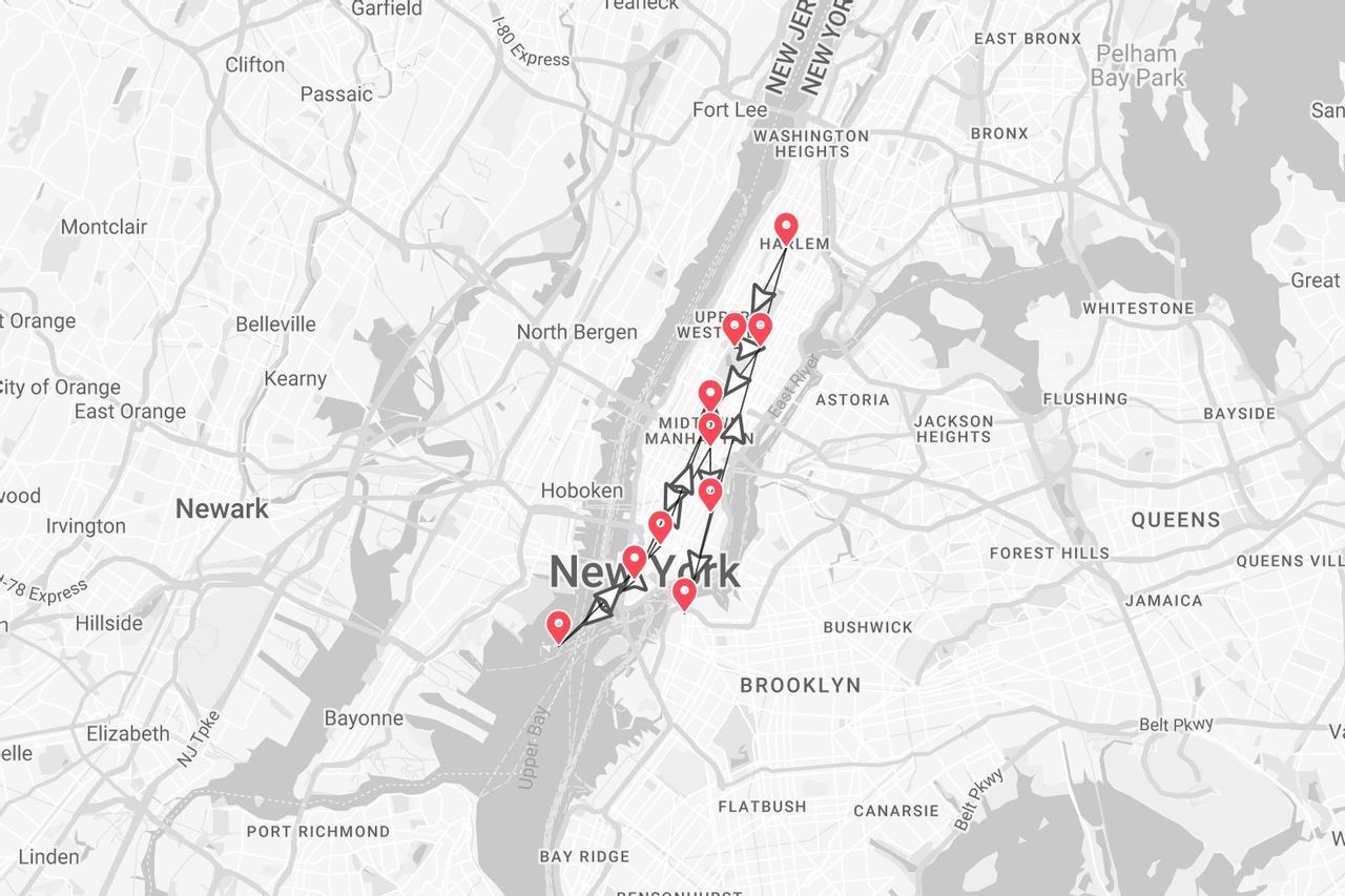 Eine Graustufenkarte von New York City, die eine Route mit roten Markierungen zeigt, die durch Manhattan von Downtown nach Harlem führt.