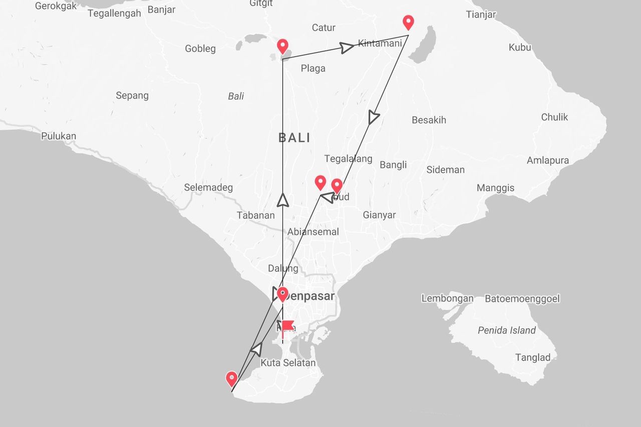 Una mappa di Bali che mostra un itinerario di viaggio con tappe segnate in località come Kuta Selatan, Denpasar, Ubud e Kintamani.