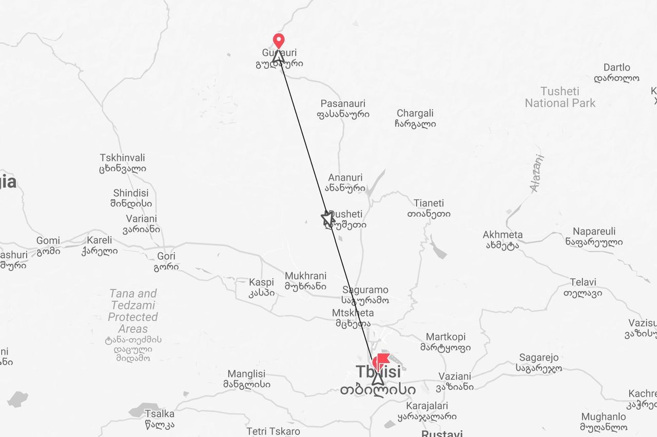 Un mapa de Georgia que muestra una ruta de viaje con marcadores desde Tiflis hasta Gudauri.
