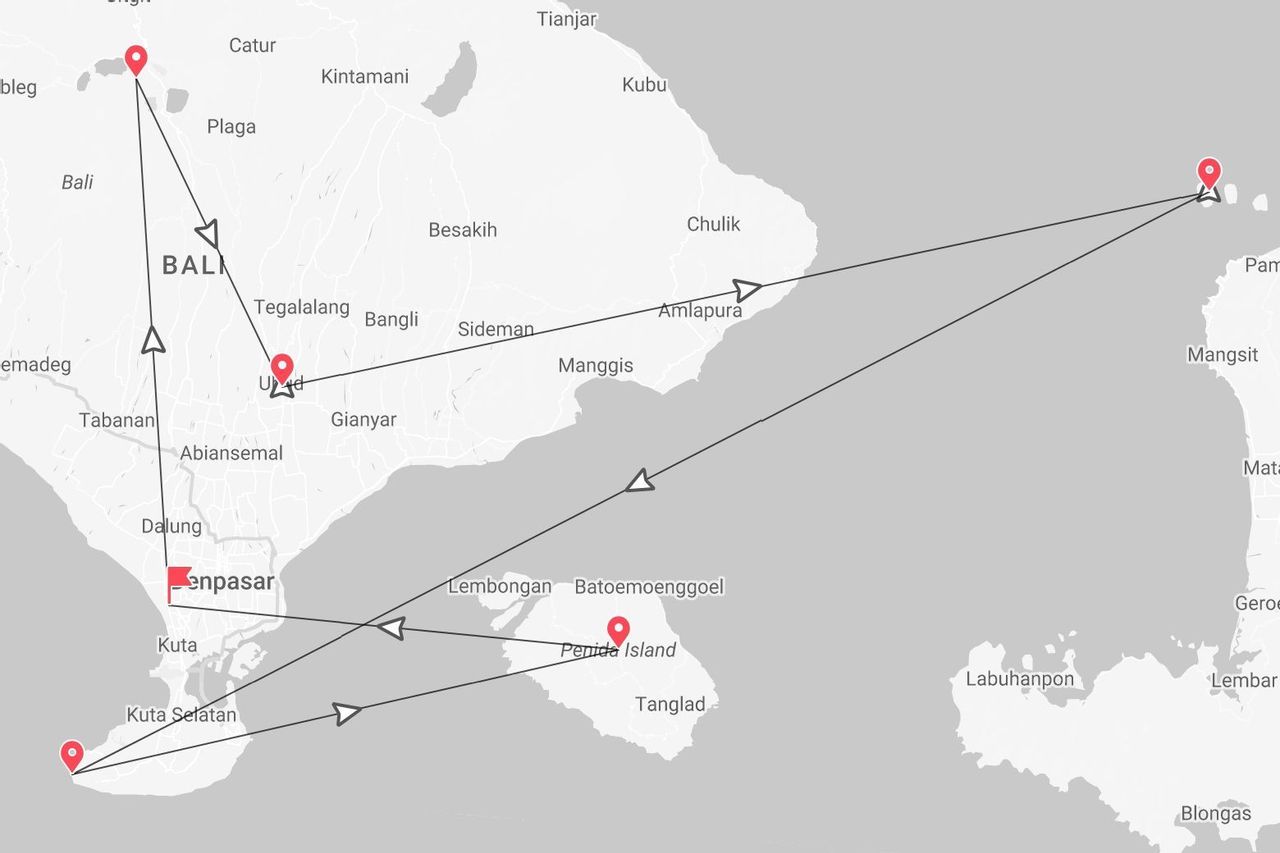 Una mappa che mostra un itinerario di viaggio attraverso Bali, con tappe che includono Denpasar, Ubud e l'isola di Penida, collegate da linee di percorso.