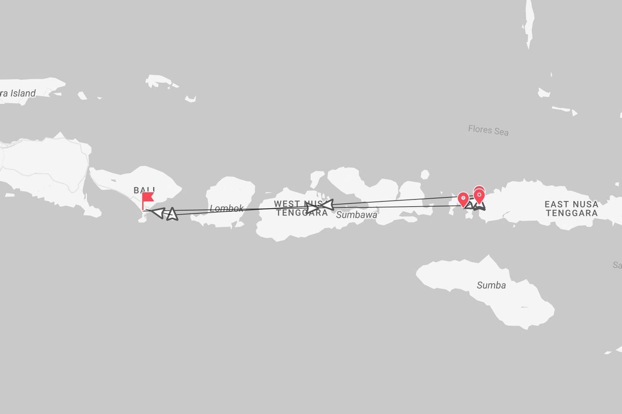 Una mappa che mostra un itinerario di viaggio con indicatori che partono da Bali e passano per Lombok e Sumbawa fino a Nusa Tenggara Orientale.