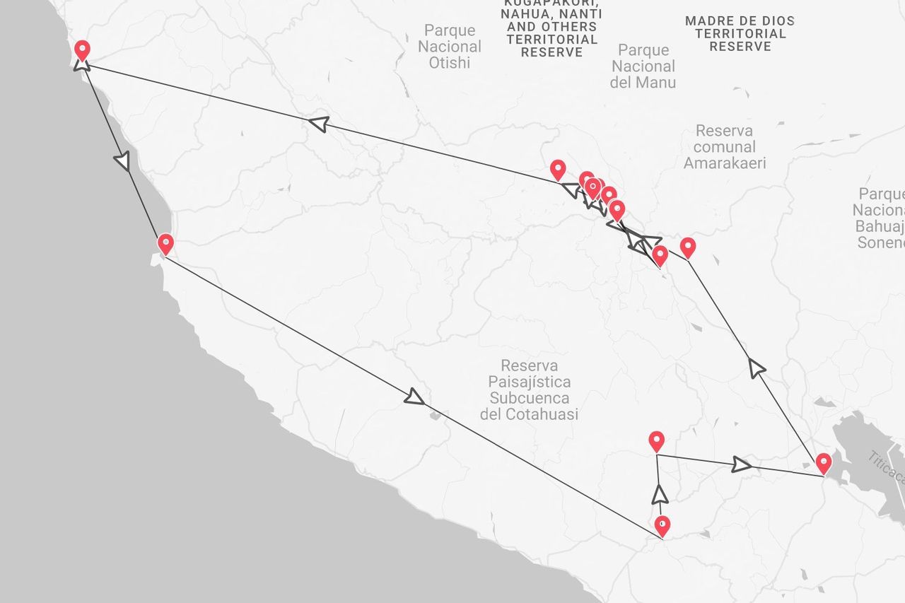 Mapa de un itinerario de viaje por Perú, mostrando una ruta con puntos rojos que atraviesa áreas como el Parque Nacional del Manu y cerca del Lago Titicaca.