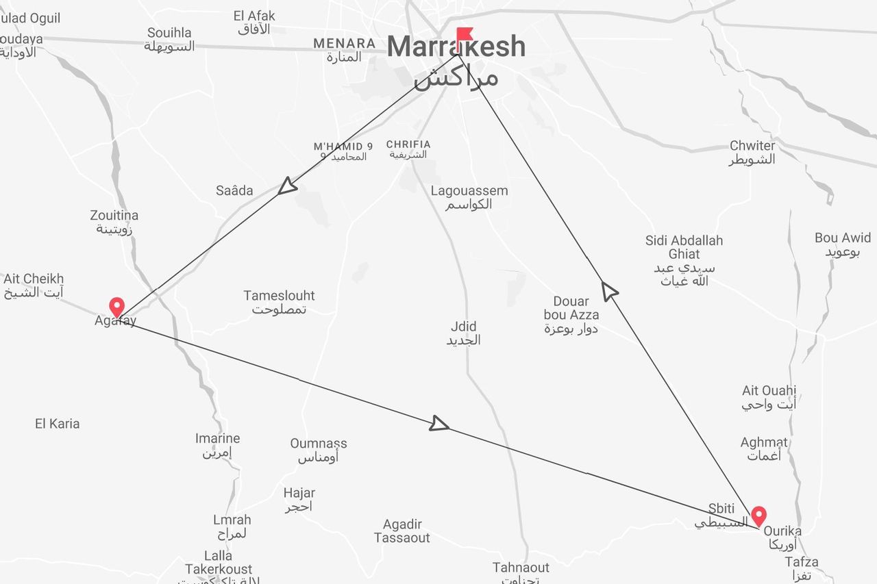 Un mapa en blanco y negro que muestra una ruta de viaje conectando Marrakech, Agafay y Ourika, con nombres de lugares en inglés y árabe.