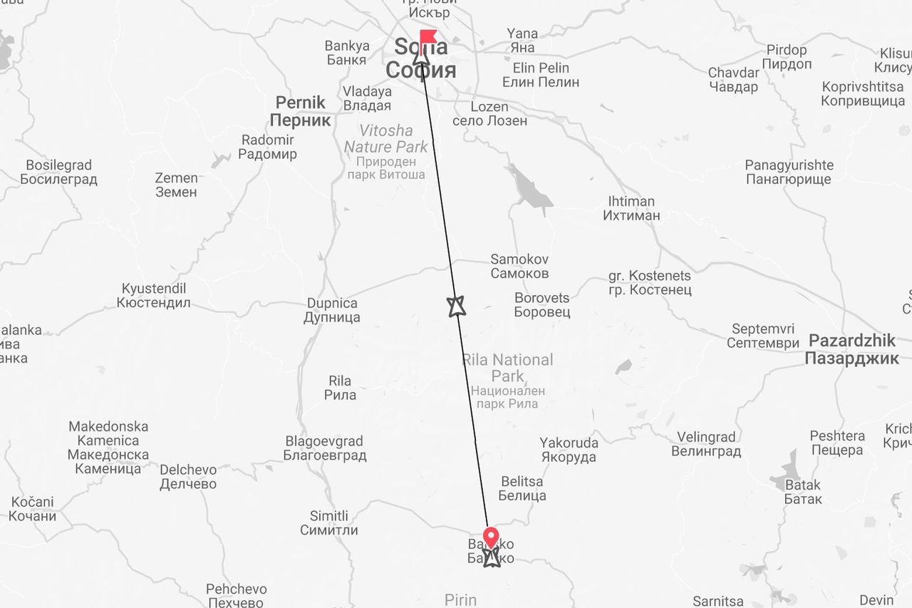 Una mappa digitale che mostra un itinerario di viaggio contrassegnato da una linea da Sofia a Bansko in Bulgaria, passando per il Parco Nazionale di Rila.