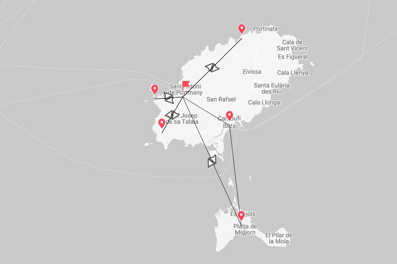 Un mapa de Ibiza mostrando una ruta de viaje entre Portinatx, Sant Antoni de Portmany, la ciudad de Ibiza y Es Pujols en Formentera.