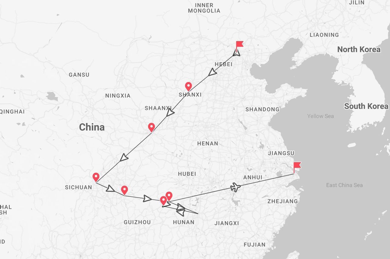Un mapa de China mostrando una ruta de viaje con alfileres e iconos de viaje a través de provincias como Hebei, Sichuan y Jiangsu.