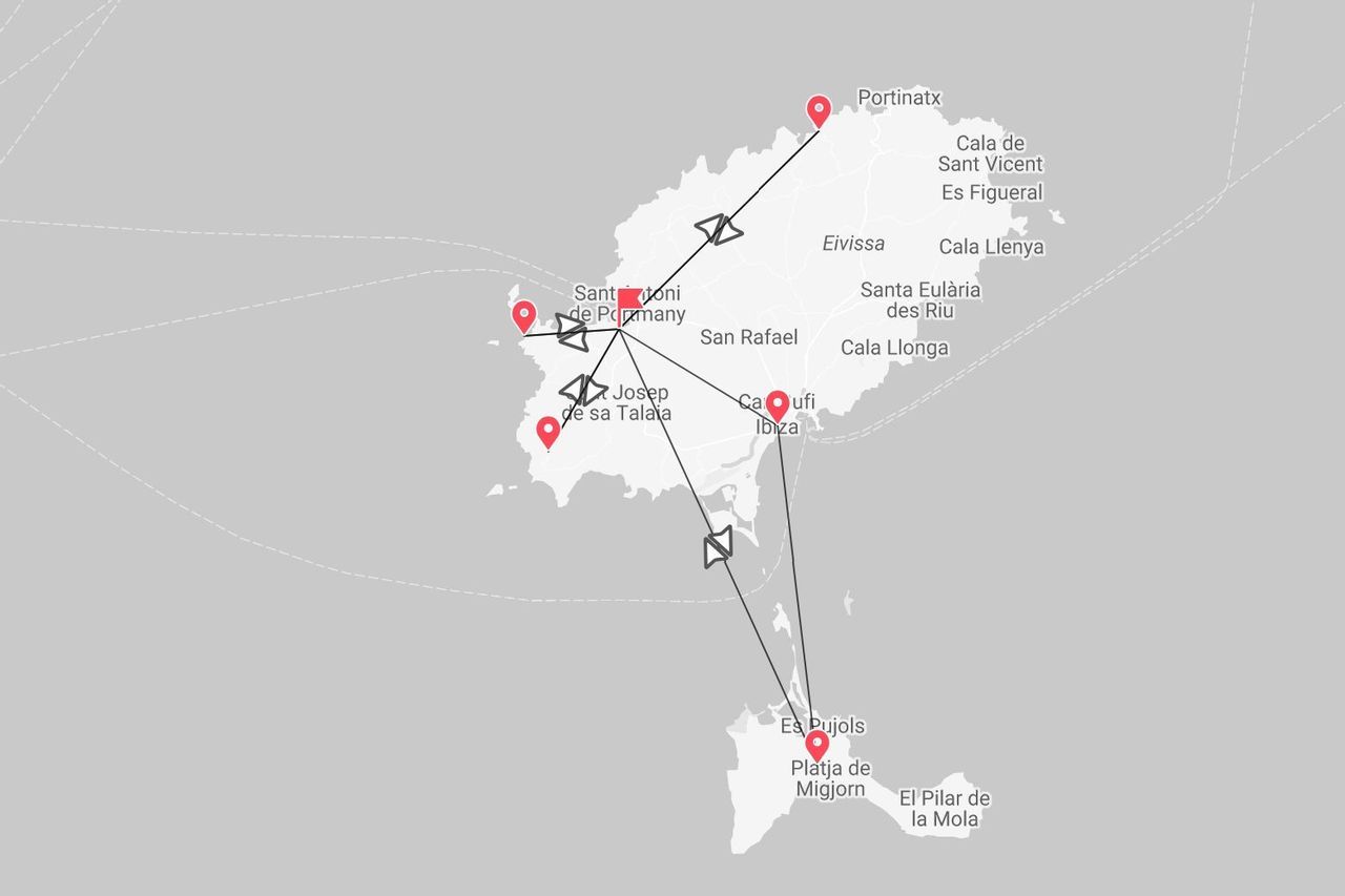 Eine Karte mit einer Reiseroute über die Inseln Ibiza und Formentera, wobei verschiedene Orte mit Stecknadeln markiert und durch eine Route verbunden sind.