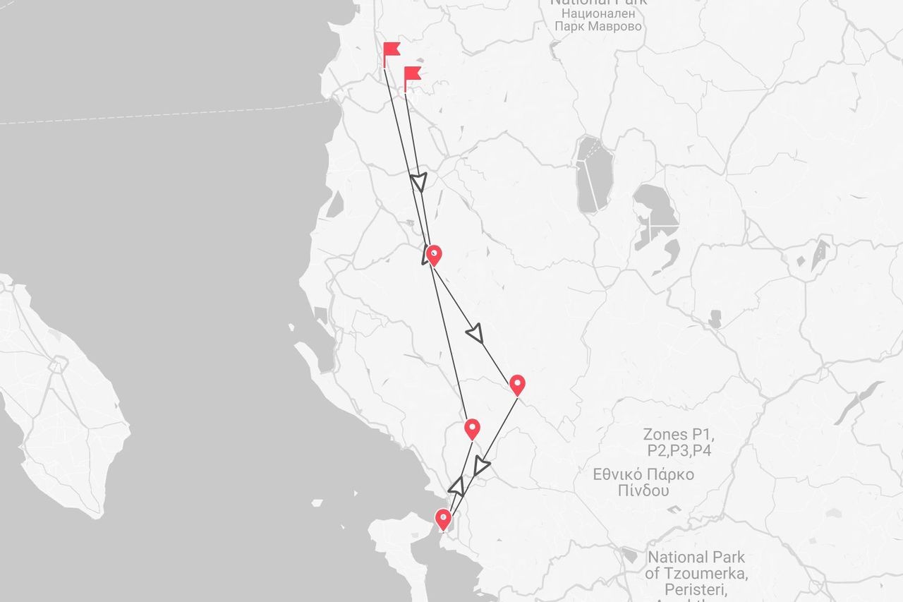 Une carte montrant un itinéraire de voyage à travers les Balkans, avec un parcours jalonné d'épingles passant par les parcs nationaux de Mavrovo et de Tzoumerka.