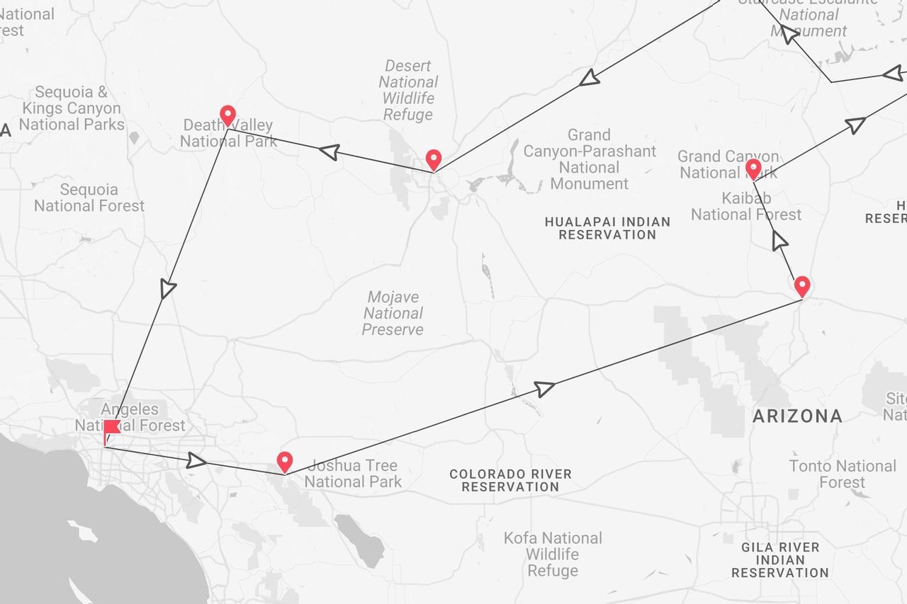 Une carte routière de la Californie et de l'Arizona, mettant en lumière des parcs nationaux comme Joshua Tree, le Grand Canyon et la Vallée de la Mort.