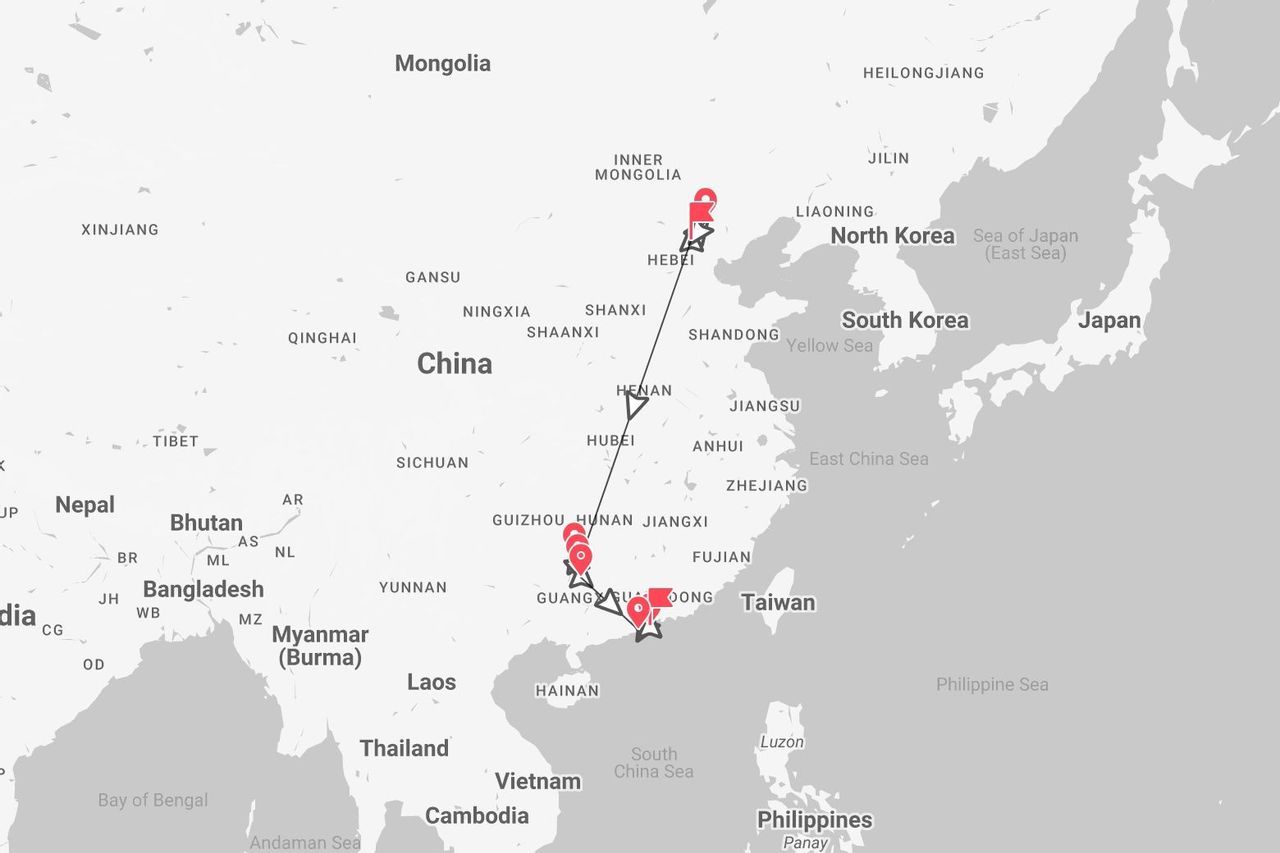 Une carte en niveaux de gris de la Chine montrant un itinéraire de voyage avec des épingles rouges, commençant dans la province du Hebei et se terminant dans la province du Guangdong.