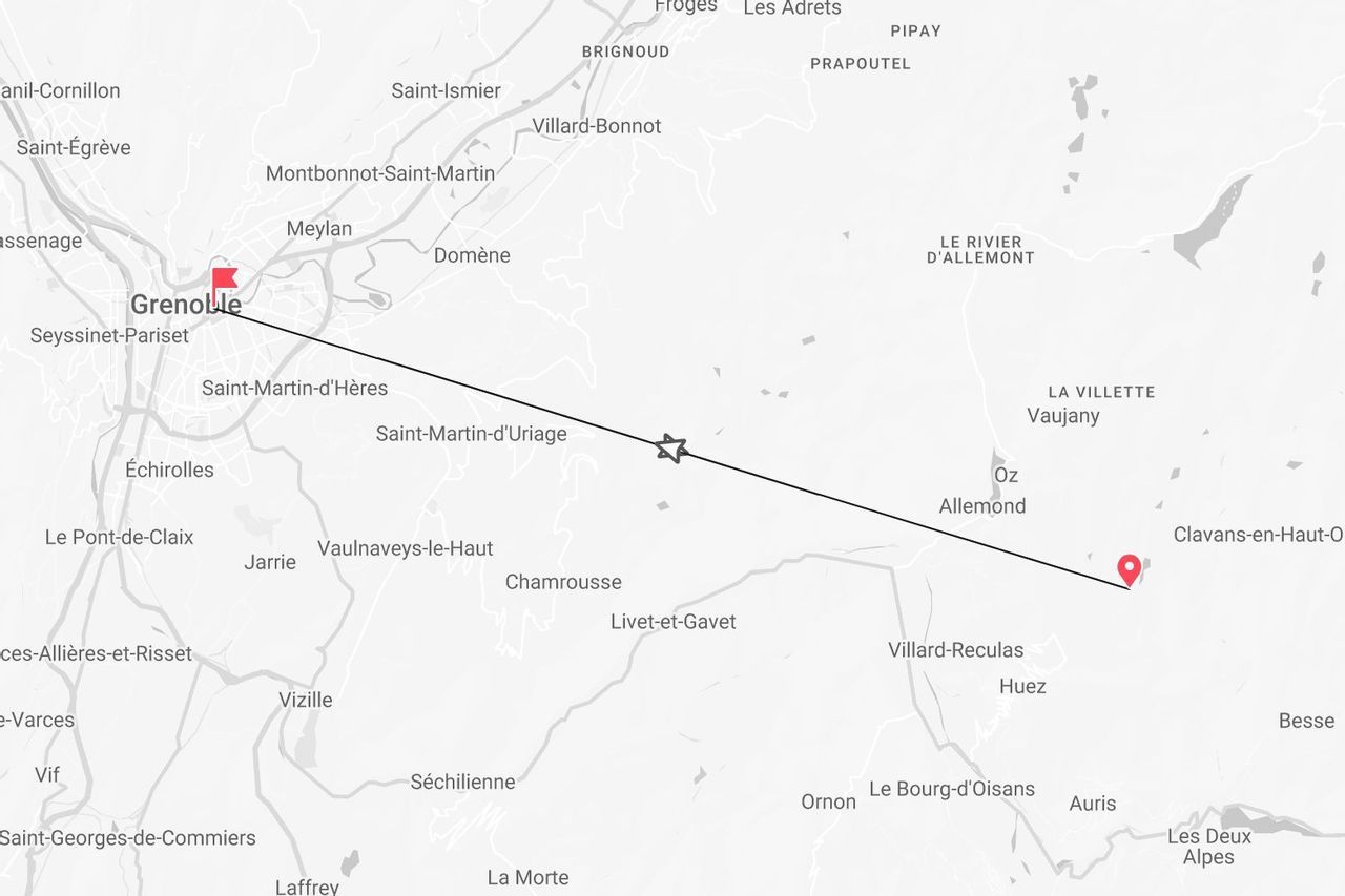 Eine Schwarz-Weiß-Karte, die eine Route von Grenoble zu einem Ziel nahe Clavans-en-Haut-Oisans zeigt.