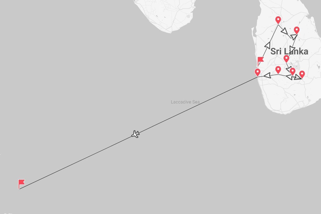 Una mappa che mostra un itinerario di viaggio in Sri Lanka, con una rotta di volo sul Mar delle Laccadive e un percorso turistico segnato con segnaposti sull'isola.