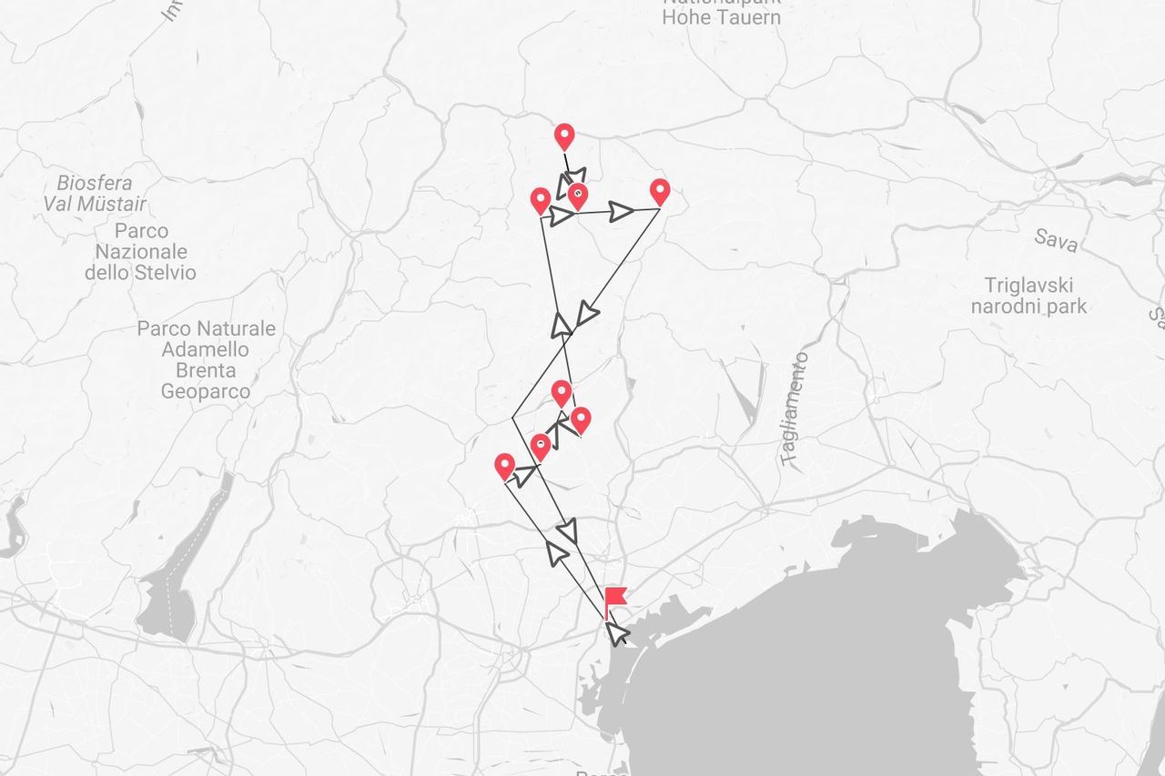 Eine Karte eines Reiseplans mit roten Wegpunkten durch die Alpen, in der Nähe der Nationalparks Stilfser Joch, Hohe Tauern und Triglav.