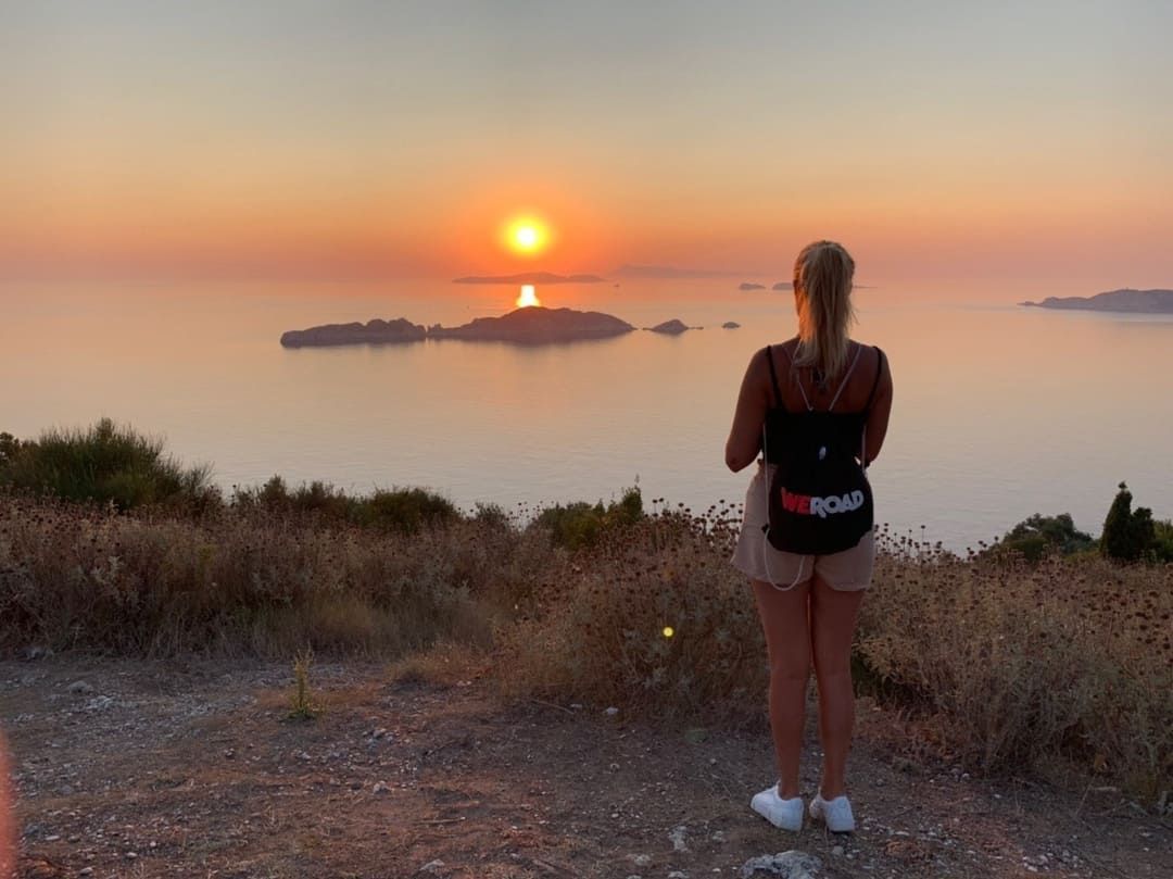 Sea-sunrise-girl-landscape