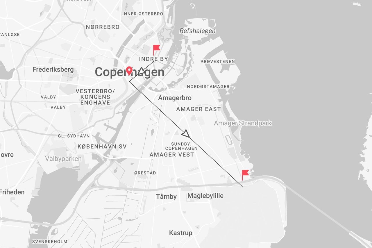 Una mappa in scala di grigi di Copenaghen che mostra un percorso dal centro città di Indre By alla costa vicino ad Amager Strandpark.