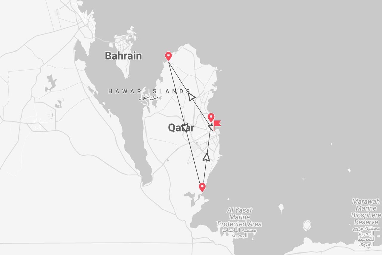 Una mappa in scala di grigi di Qatar e Bahrain che mostra un itinerario di viaggio con puntine rosse e frecce attraverso il Qatar.